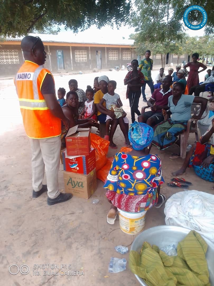DISTRIBUTION OF FOOD (RELIEF ITEMS) TO THE EVACUATED VICTIMS IN THE SHAI-OSUDOKU DISTRICT.