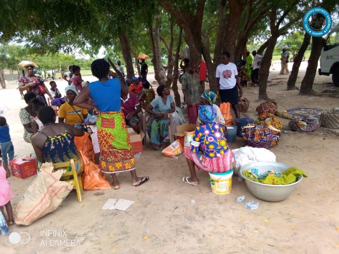 DISTRIBUTION OF FOOD (RELIEF ITEMS) TO THE EVACUATED VICTIMS IN THE SHAI-OSUDOKU DISTRICT.