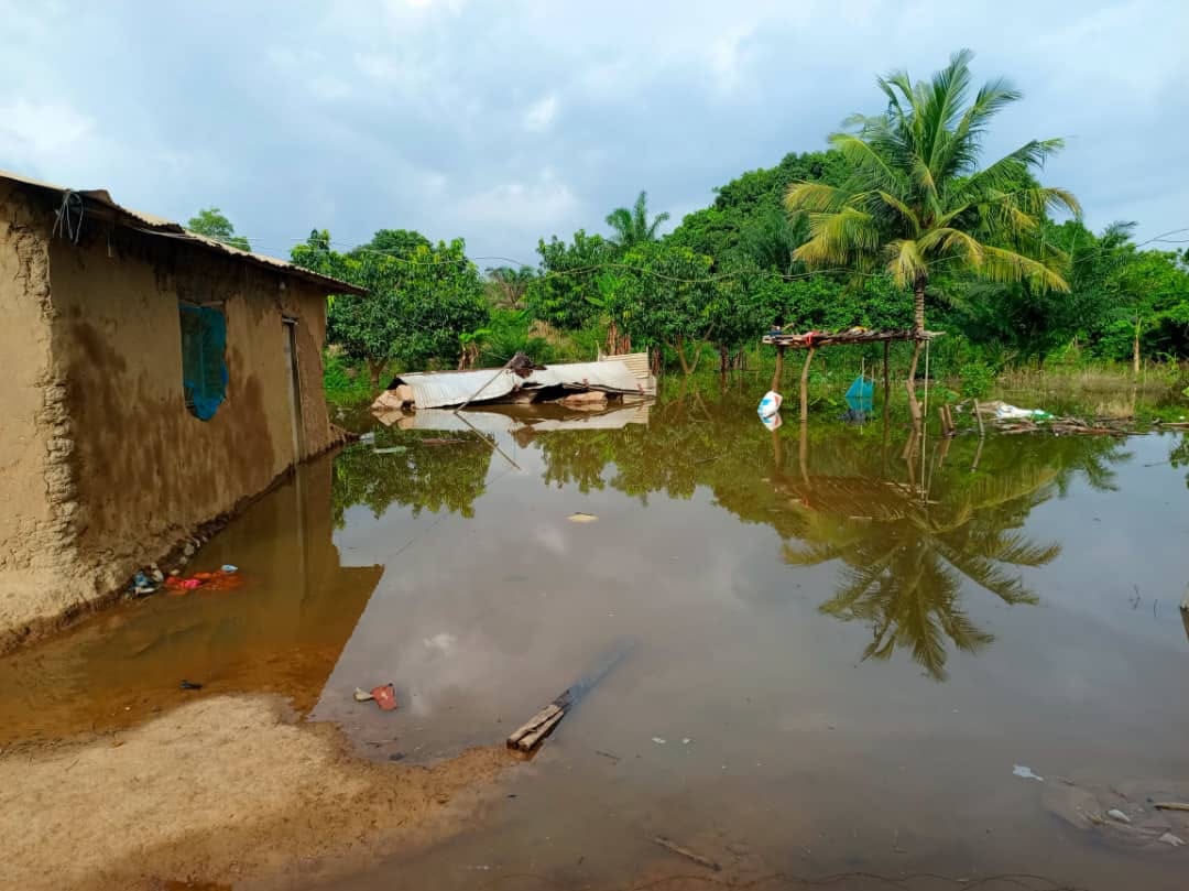 DISTRIBUTION OF FOOD (RELIEF ITEMS) TO THE EVACUATED VICTIMS IN THE SHAI-OSUDOKU DISTRICT.