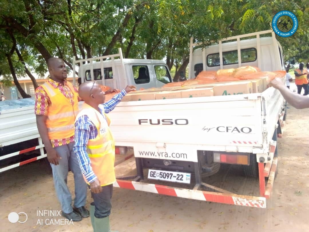 DISTRIBUTION OF FOOD (RELIEF ITEMS) TO THE EVACUATED VICTIMS IN THE SHAI-OSUDOKU DISTRICT.