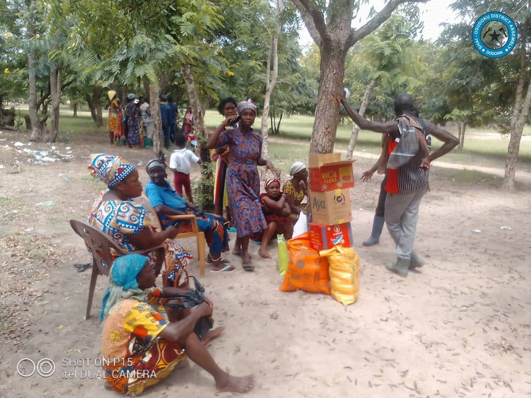 DISTRIBUTION OF FOOD (RELIEF ITEMS) TO THE EVACUATED VICTIMS IN THE SHAI-OSUDOKU DISTRICT.