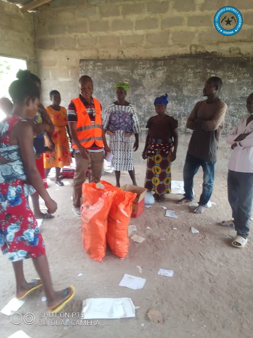 DISTRIBUTION OF FOOD (RELIEF ITEMS) TO THE EVACUATED VICTIMS IN THE SHAI-OSUDOKU DISTRICT.