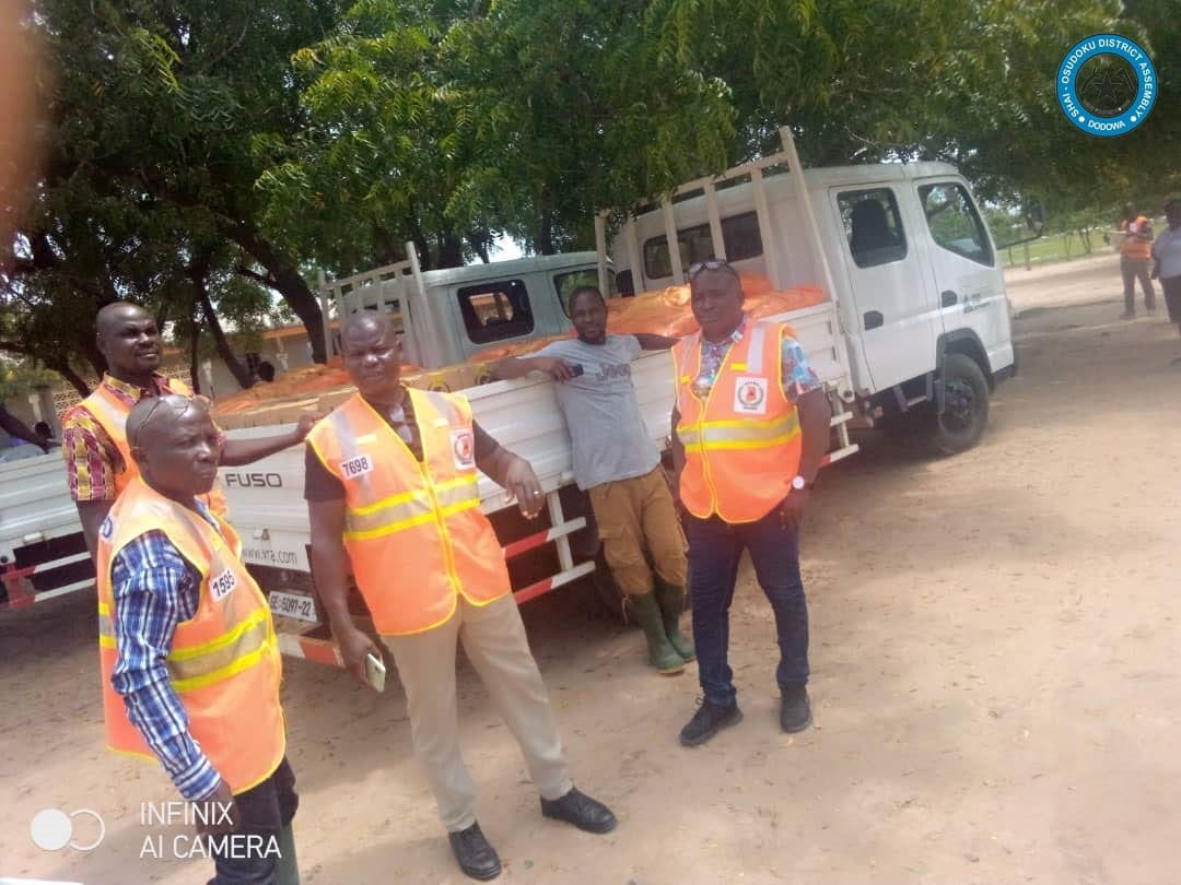 DISTRIBUTION OF FOOD (RELIEF ITEMS) TO THE EVACUATED VICTIMS IN THE SHAI-OSUDOKU DISTRICT.