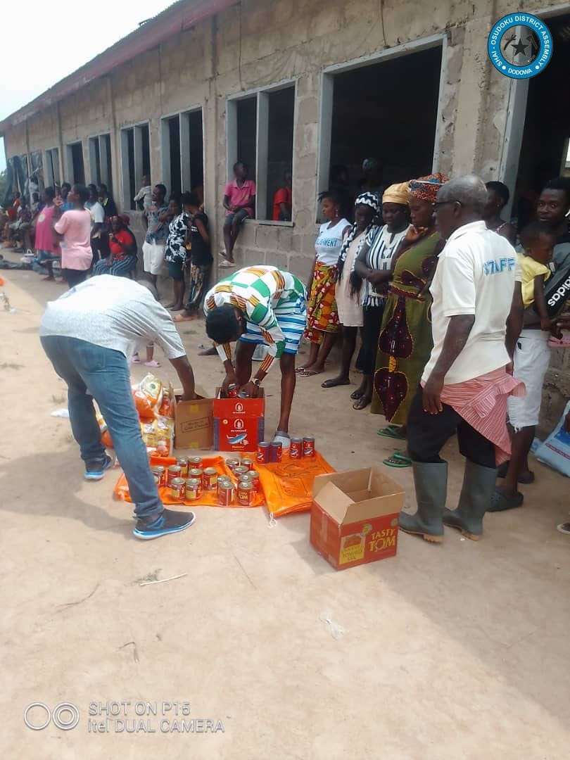 DISTRIBUTION OF FOOD (RELIEF ITEMS) TO THE EVACUATED VICTIMS IN THE SHAI-OSUDOKU DISTRICT.