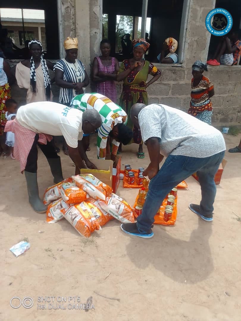 DISTRIBUTION OF FOOD (RELIEF ITEMS) TO THE EVACUATED VICTIMS IN THE SHAI-OSUDOKU DISTRICT.