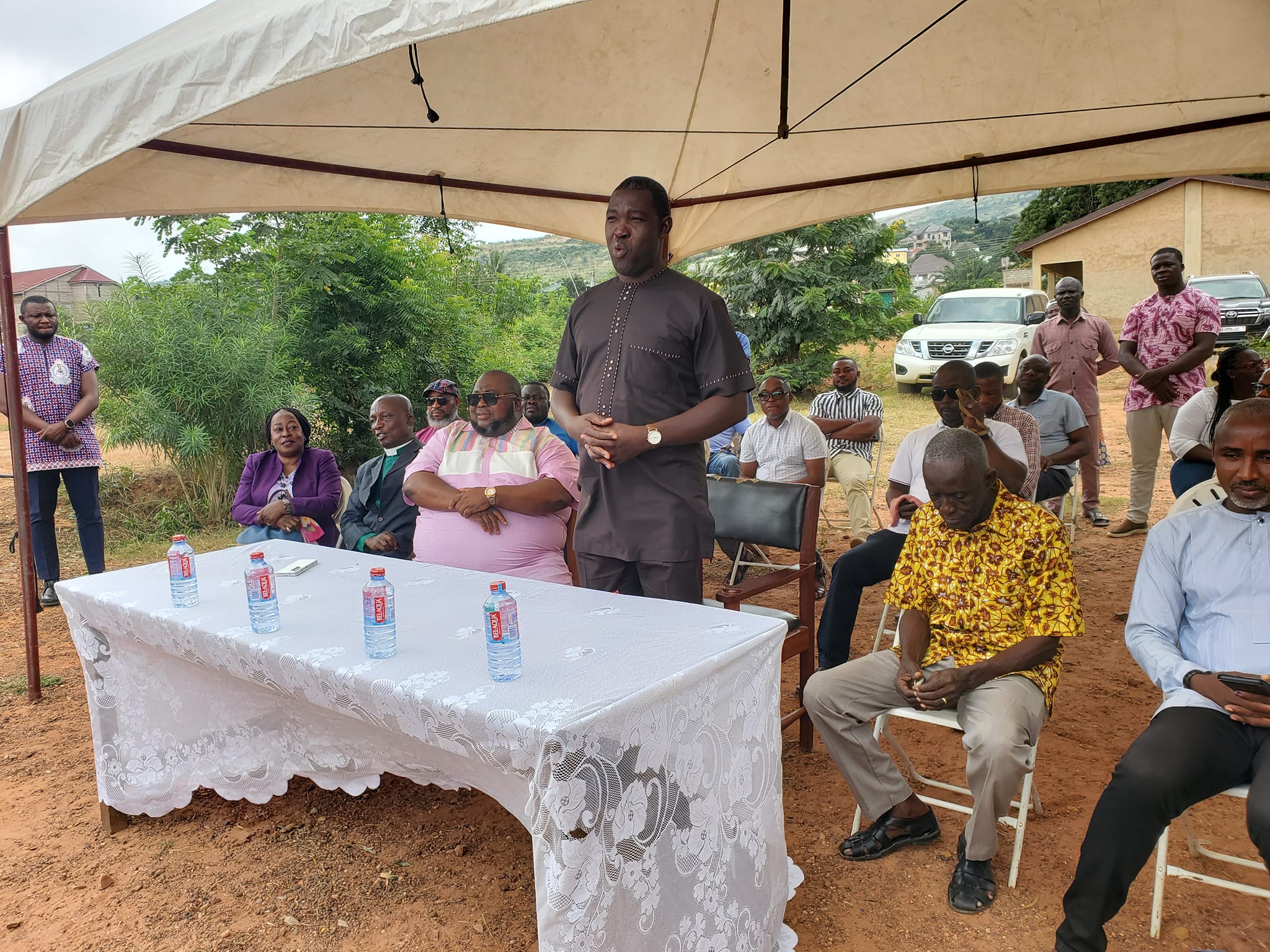 DCE CUTS SOD FOR A NEW UNIT CLASSROOM BLOCK AT THE METHODIST D/A BASIC SCHOOL IN DODOWA.