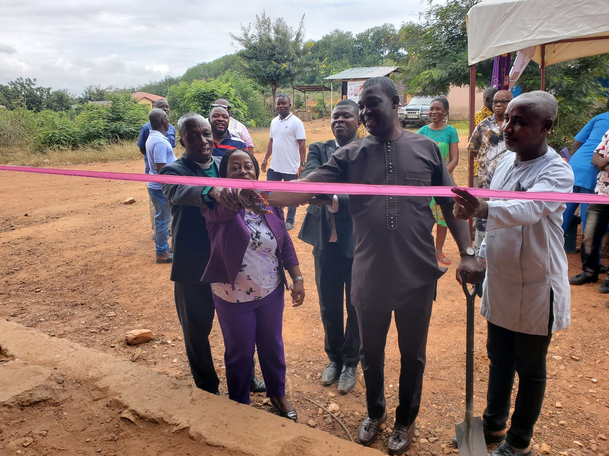 DCE CUTS SOD FOR A NEW UNIT CLASSROOM BLOCK AT THE METHODIST D/A BASIC SCHOOL IN DODOWA.